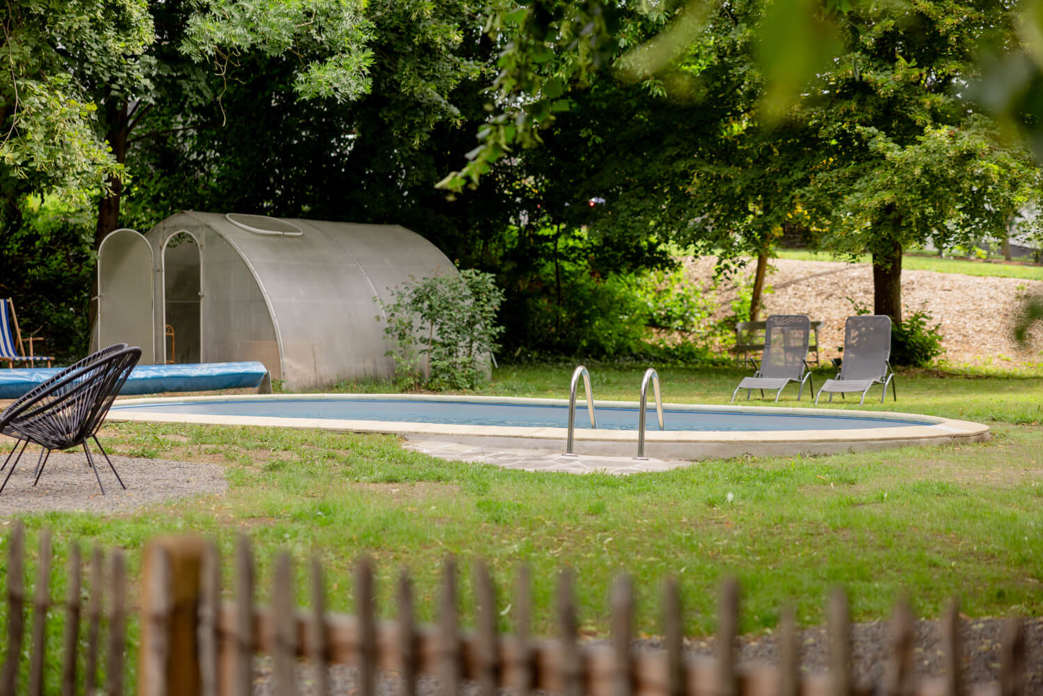 Ein weiter Pool mit genug Platz zum schwimmen und Spaß haben